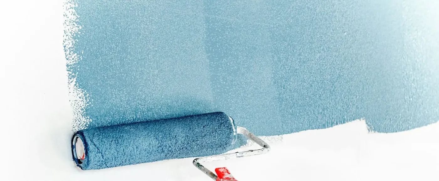 Verfroller op een muur die een nieuwe kleur krijgt